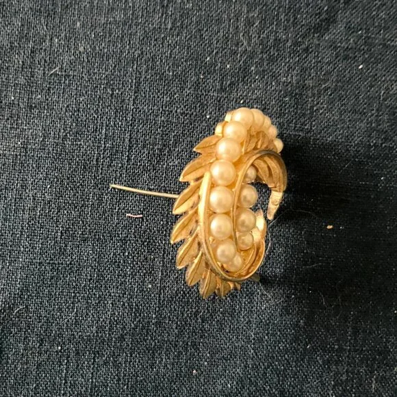 Vintage Gold Tone Laural Leaves/Pearl Pin - Picture 3 of 4